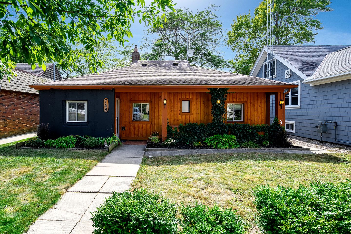 Cozy Rustic-Modern Cabin Escape with Lake Views & Fire Pit Nights in Ontario, Canada