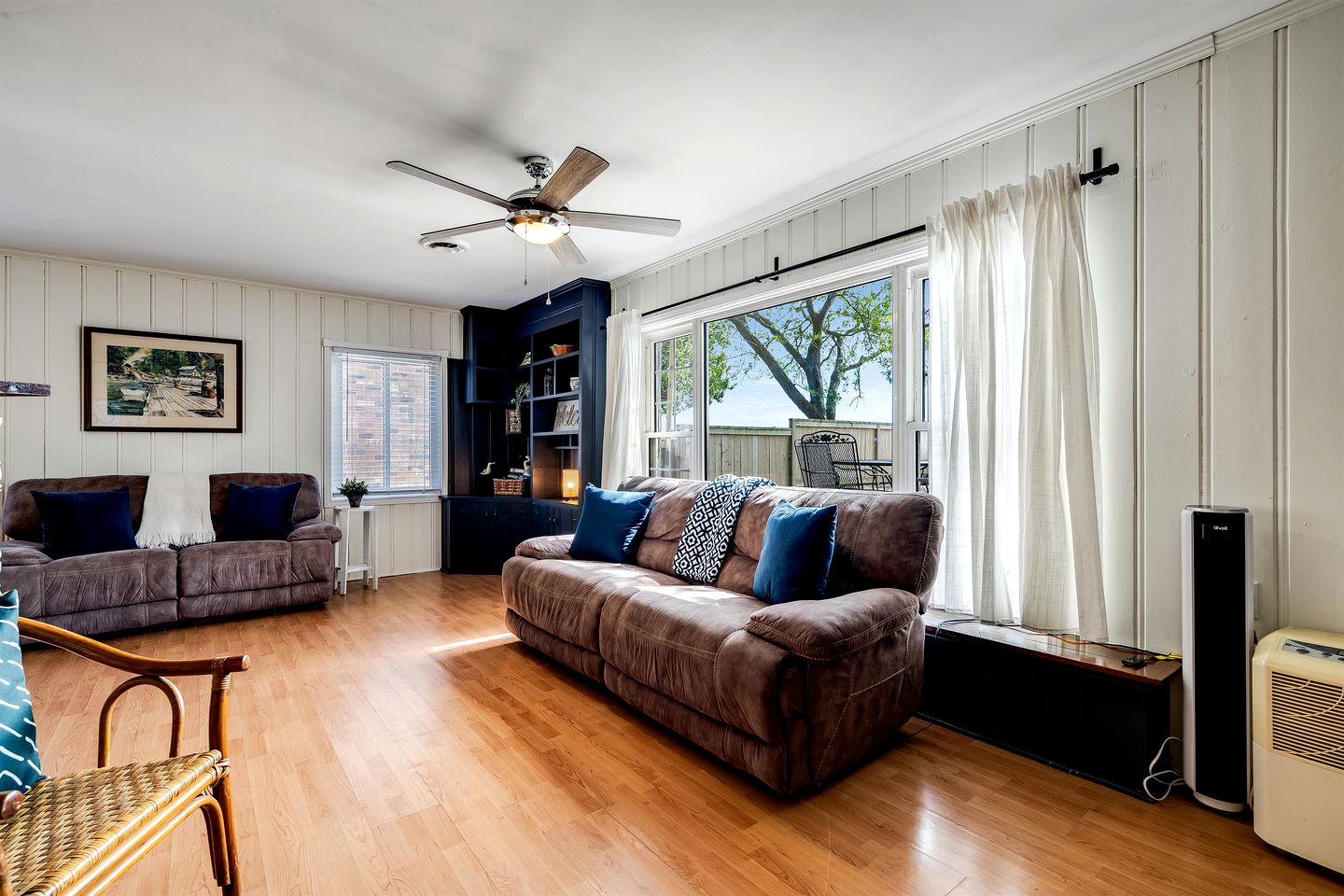 Cozy Rustic-Modern Cabin Escape with Lake Views & Fire Pit Nights in Ontario, Canada