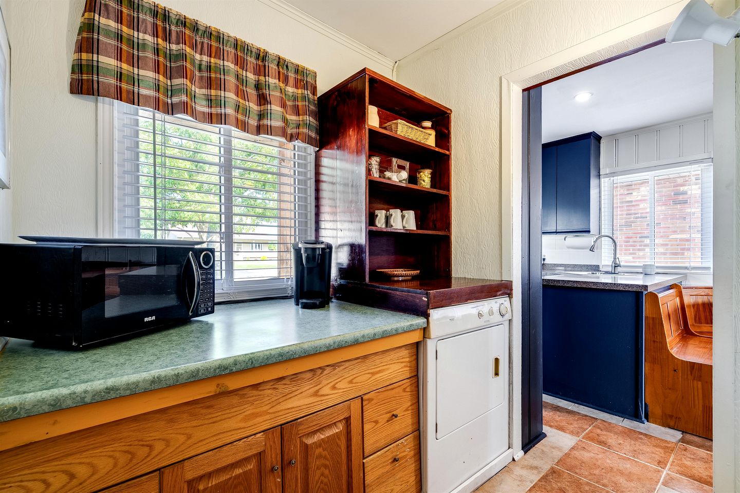 Cozy Rustic-Modern Cabin Escape with Lake Views & Fire Pit Nights in Ontario, Canada