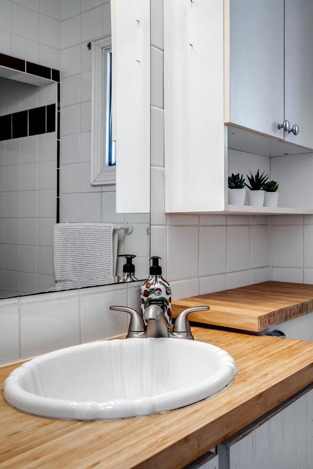 Cozy Rustic-Modern Cabin Escape with Lake Views & Fire Pit Nights in Ontario, Canada