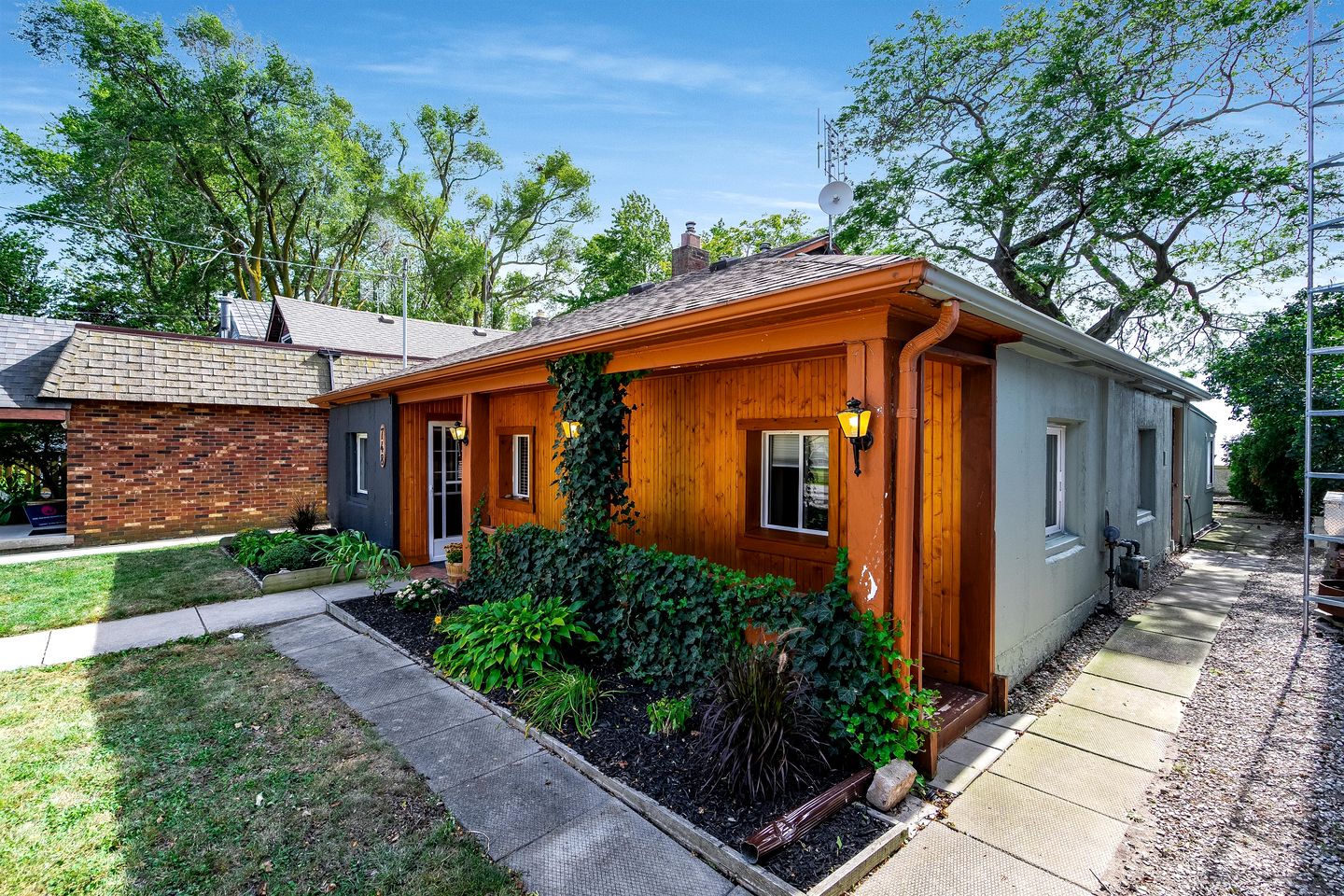 Cozy Rustic-Modern Cabin Escape with Lake Views & Fire Pit Nights in Ontario, Canada