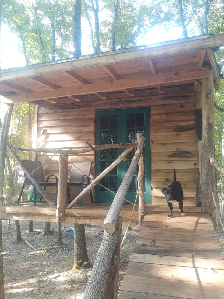 Dreamy Treehouse Cabin Oasis Near Piney River, Tennessee
