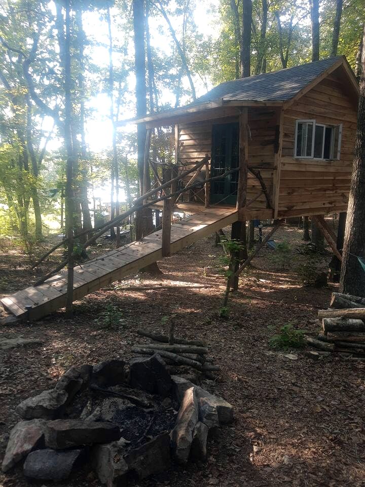 Dreamy Treehouse Cabin Oasis Near Piney River, Tennessee