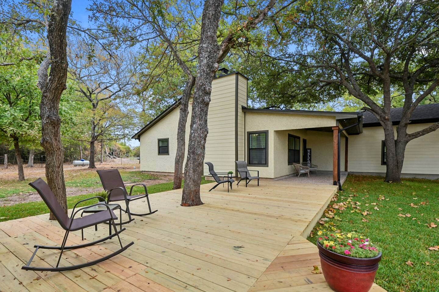 Gorgeous Family Cottage Ideal to Stargaze from the Deck in Texas