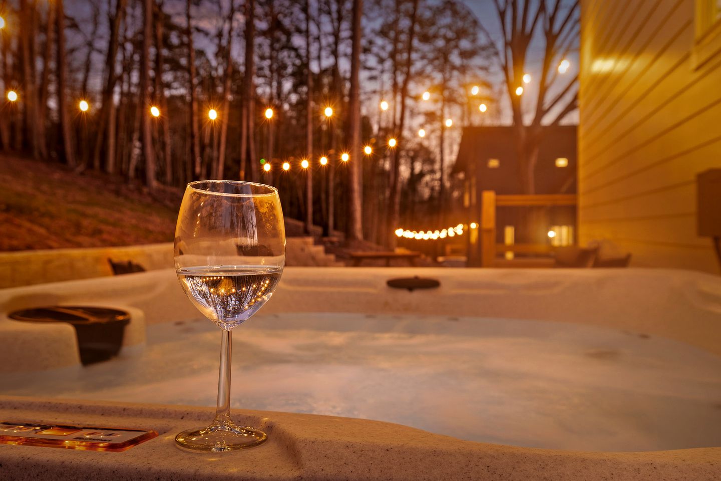 Gorgeous Cottage with Hot-tub in Chickamauga, Georgia
