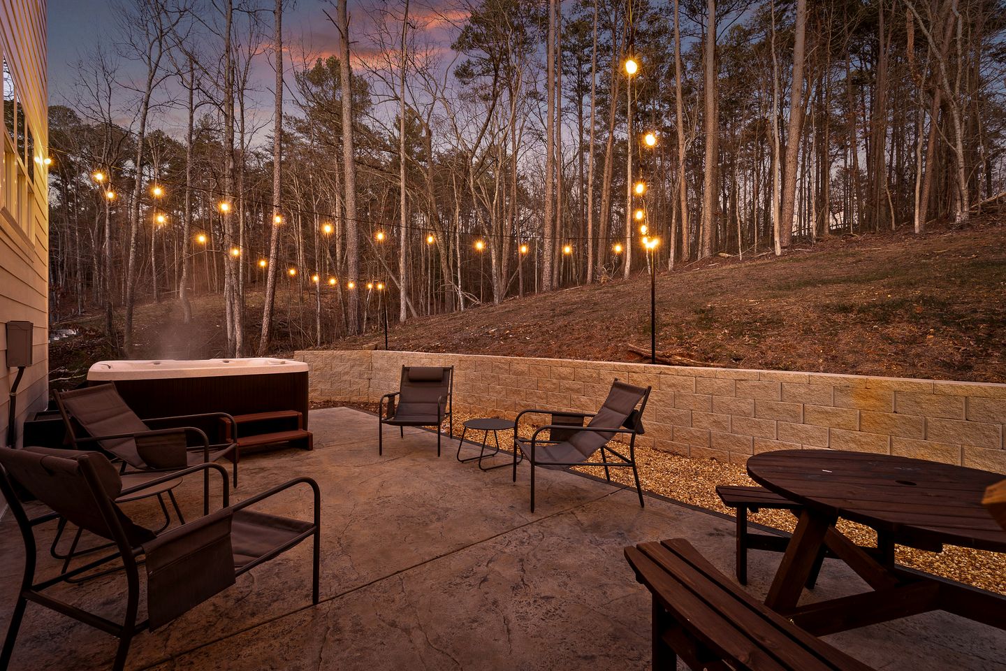 Gorgeous Cottage with Hot-tub in Chickamauga, Georgia