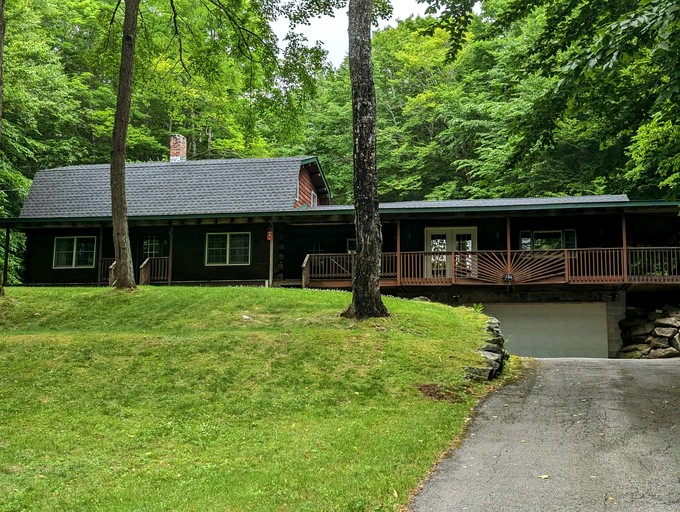 Fantastic Cabin with Gorgeous Sights and Hiking Trails Close in Webb, New York