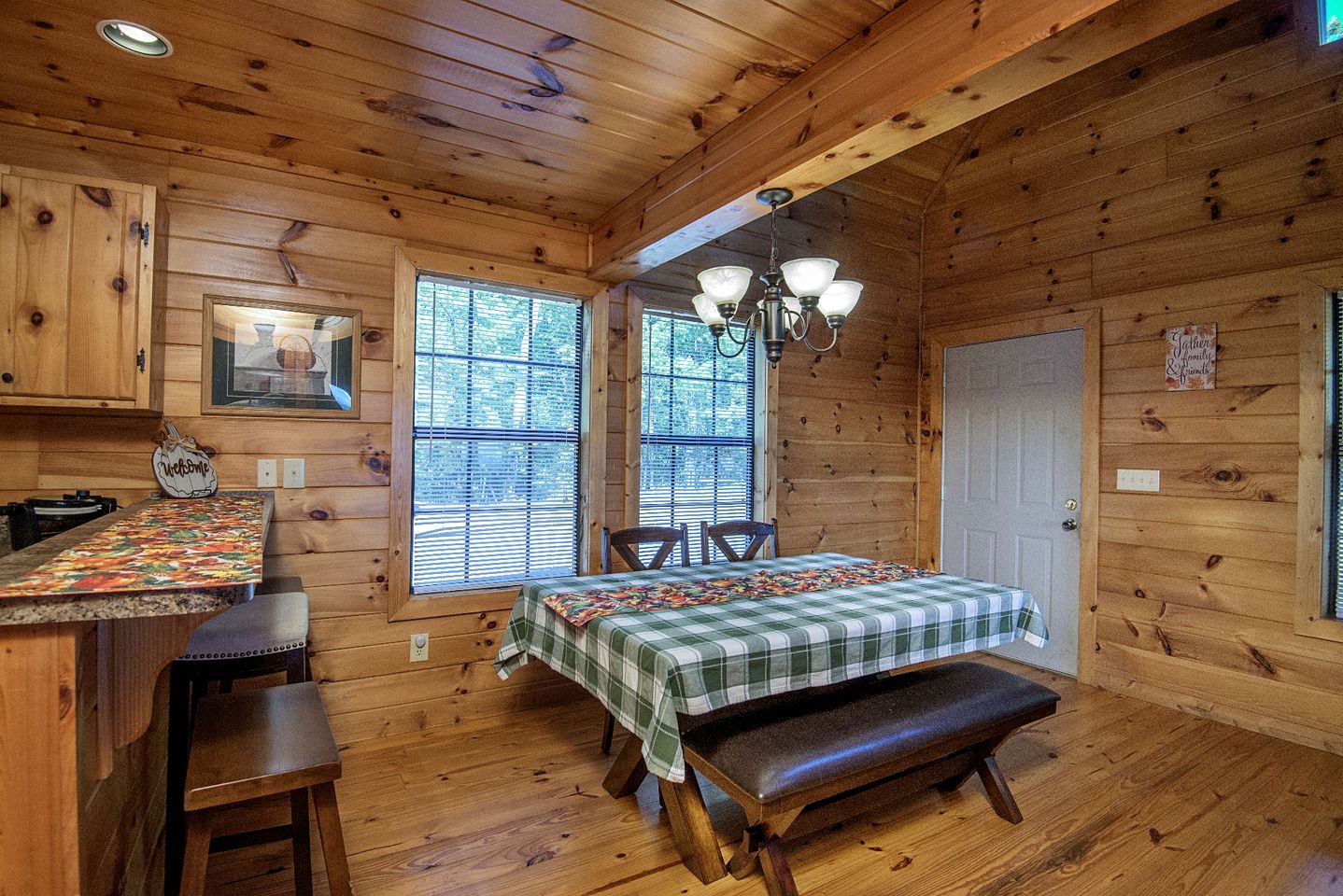 Mountain Views Group Cabin with Barbecue, Pool Table and Ping Pong Table in Sevierville, Tennessee