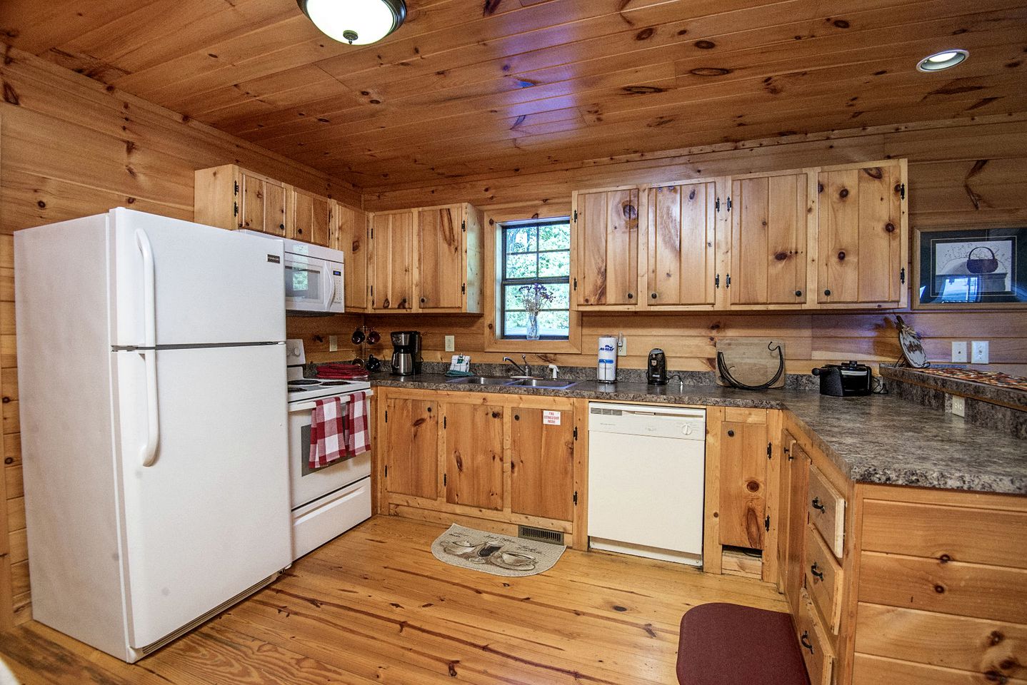 Mountain Views Group Cabin with Barbecue, Pool Table and Ping Pong Table in Sevierville, Tennessee