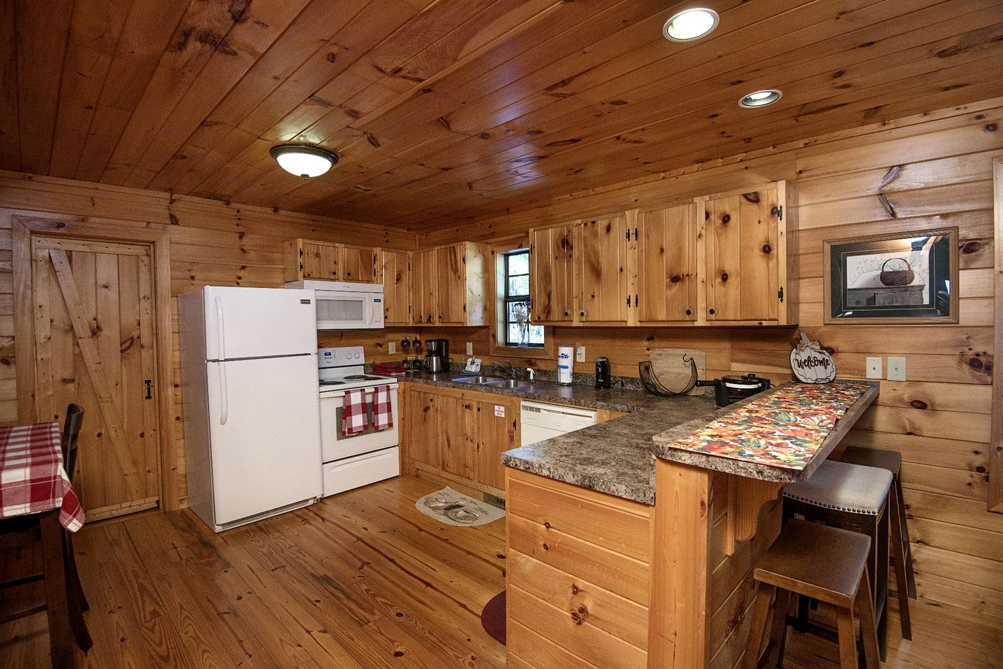 Mountain Views Group Cabin with Barbecue, Pool Table and Ping Pong Table in Sevierville, Tennessee