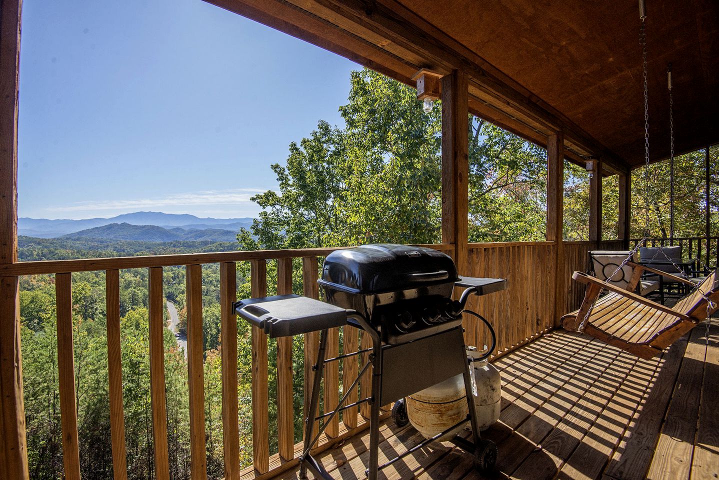 Mountain Views Group Cabin with Barbecue, Pool Table and Ping Pong Table in Sevierville, Tennessee