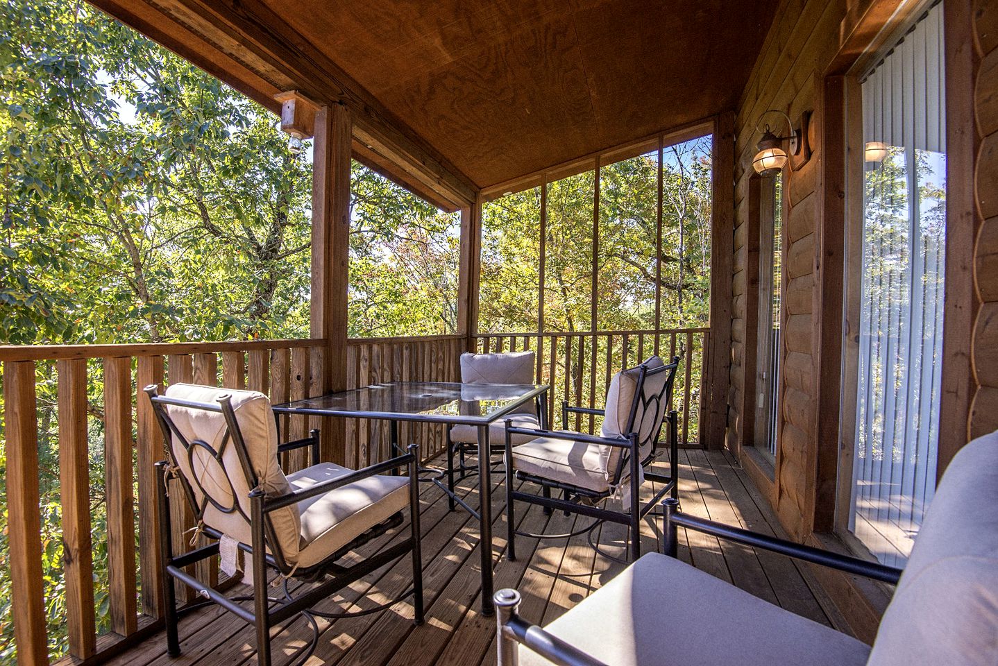 Mountain Views Group Cabin with Barbecue, Pool Table and Ping Pong Table in Sevierville, Tennessee