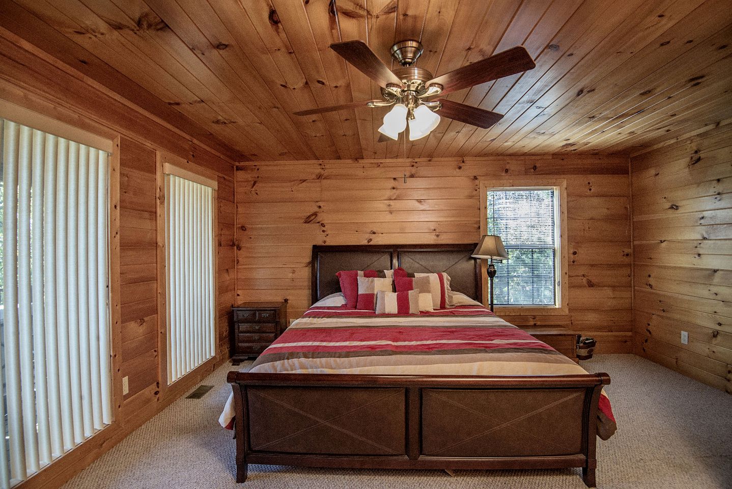 Mountain Views Group Cabin with Barbecue, Pool Table and Ping Pong Table in Sevierville, Tennessee