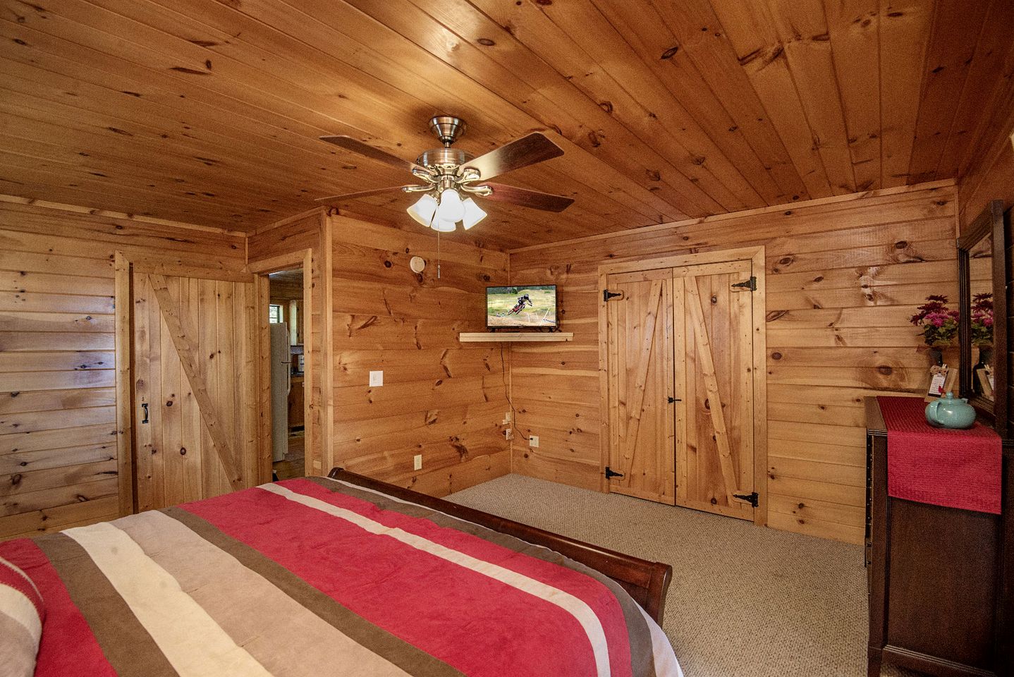Mountain Views Group Cabin with Barbecue, Pool Table and Ping Pong Table in Sevierville, Tennessee