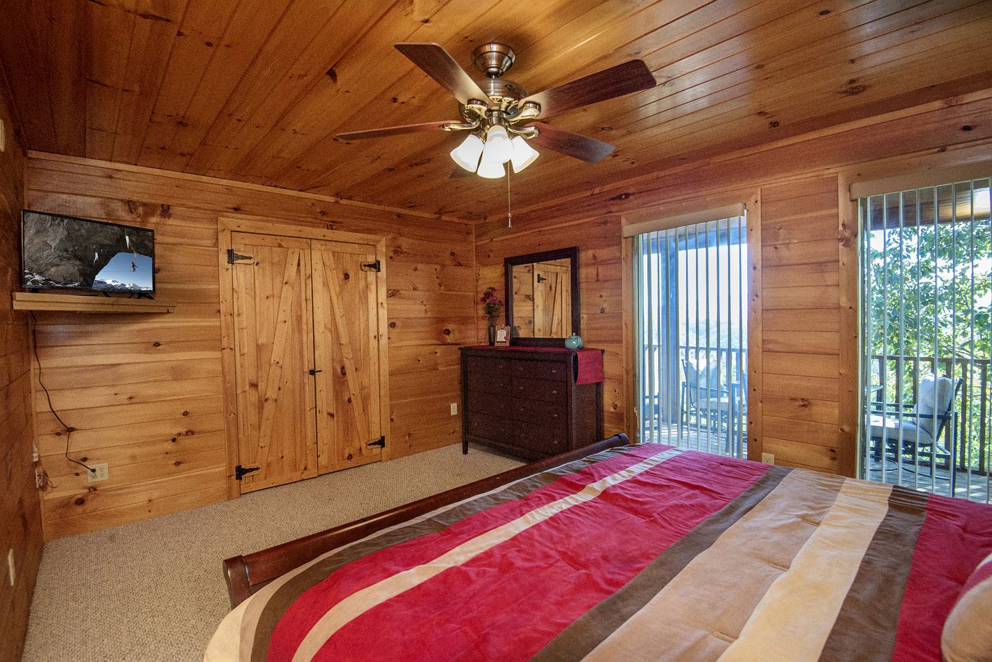 Mountain Views Group Cabin with Barbecue, Pool Table and Ping Pong Table in Sevierville, Tennessee