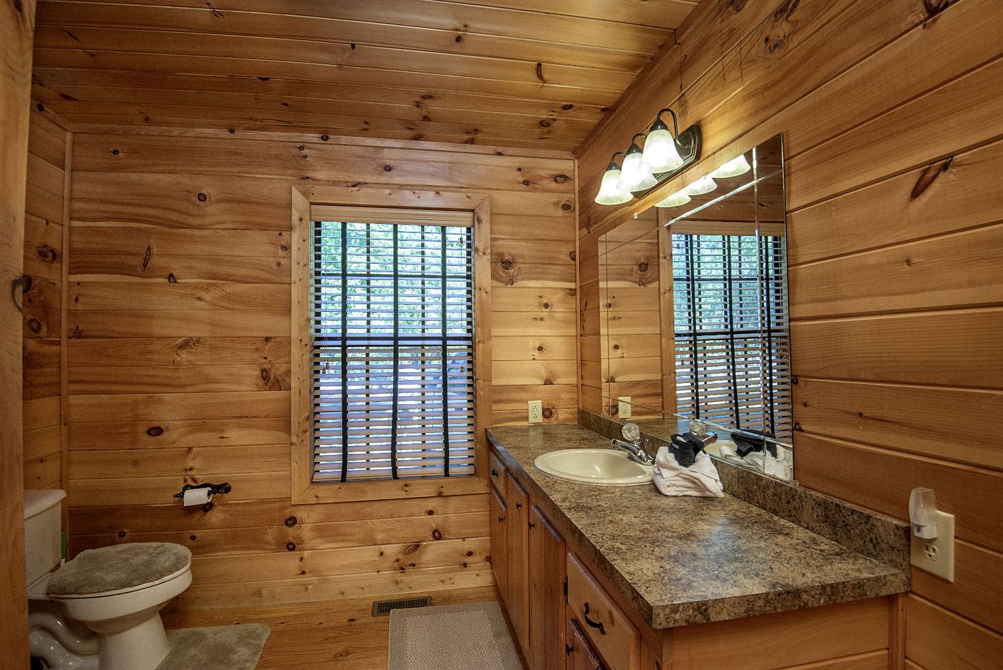 Mountain Views Group Cabin with Barbecue, Pool Table and Ping Pong Table in Sevierville, Tennessee