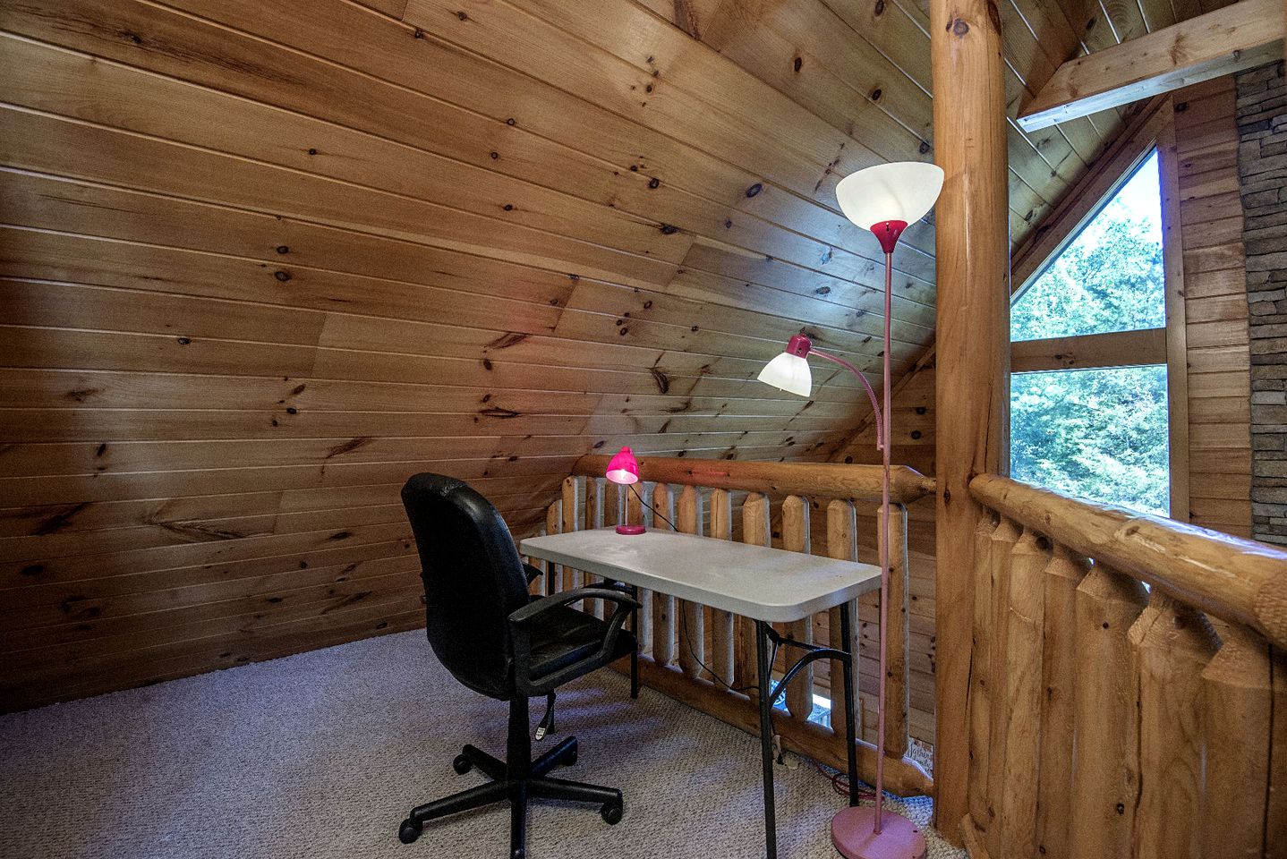 Mountain Views Group Cabin with Barbecue, Pool Table and Ping Pong Table in Sevierville, Tennessee