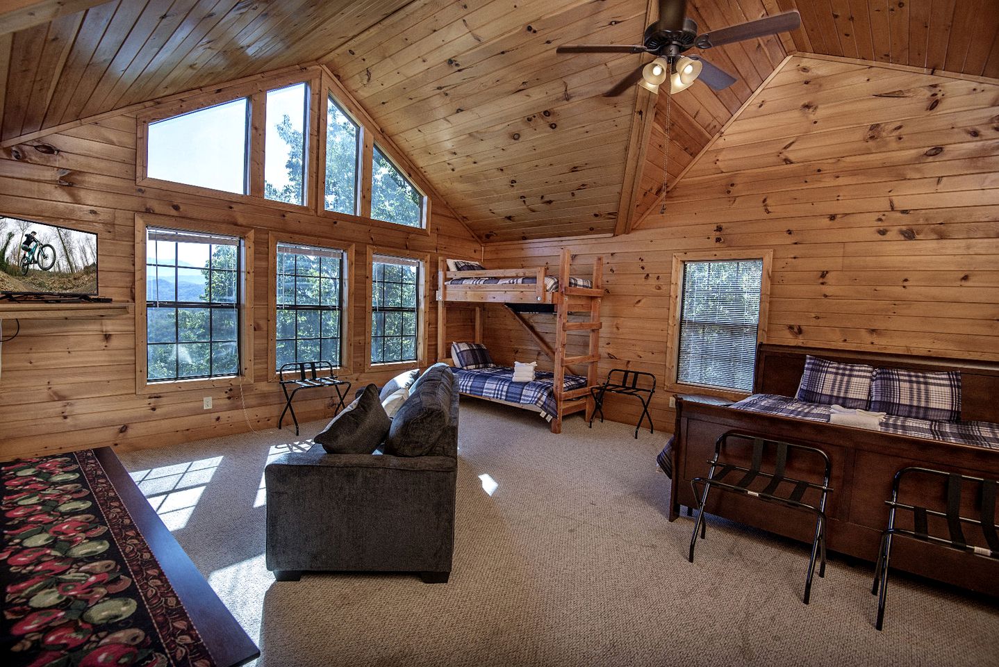 Mountain Views Group Cabin with Barbecue, Pool Table and Ping Pong Table in Sevierville, Tennessee