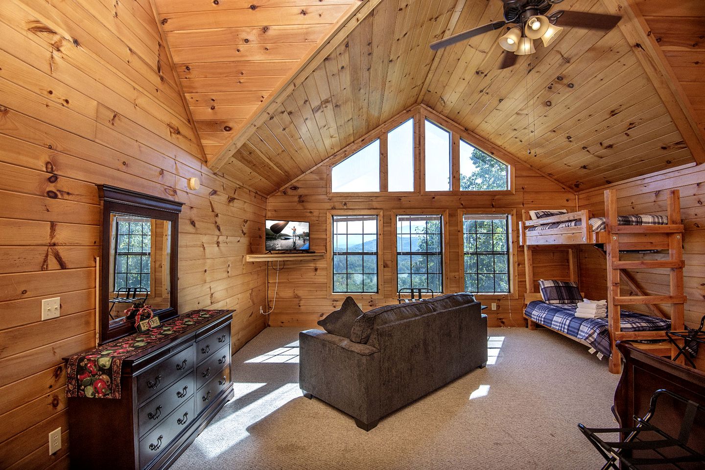 Mountain Views Group Cabin with Barbecue, Pool Table and Ping Pong Table in Sevierville, Tennessee