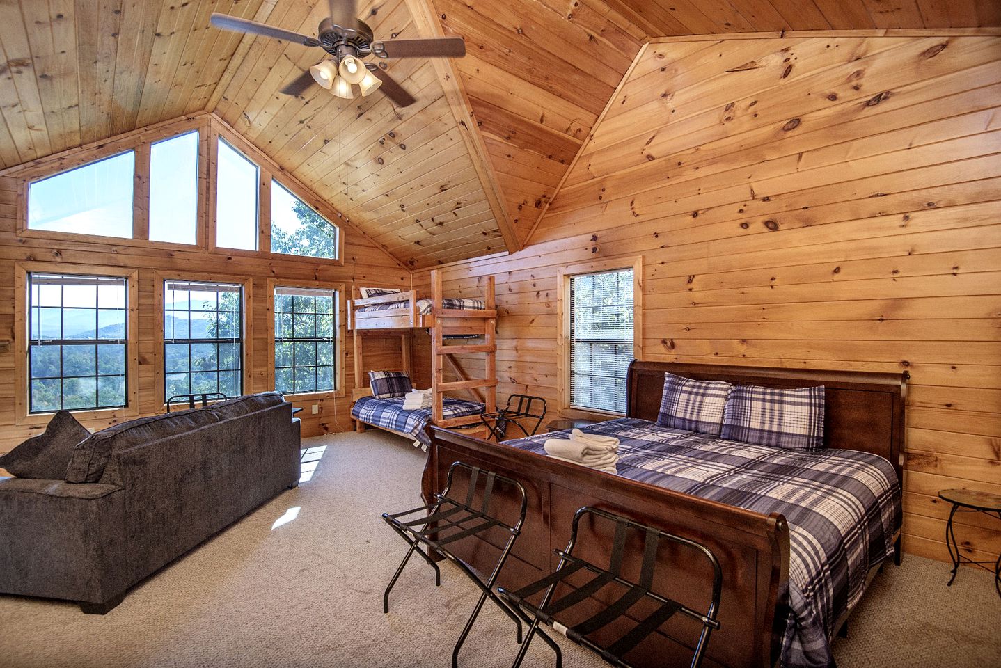 Mountain Views Group Cabin with Barbecue, Pool Table and Ping Pong Table in Sevierville, Tennessee