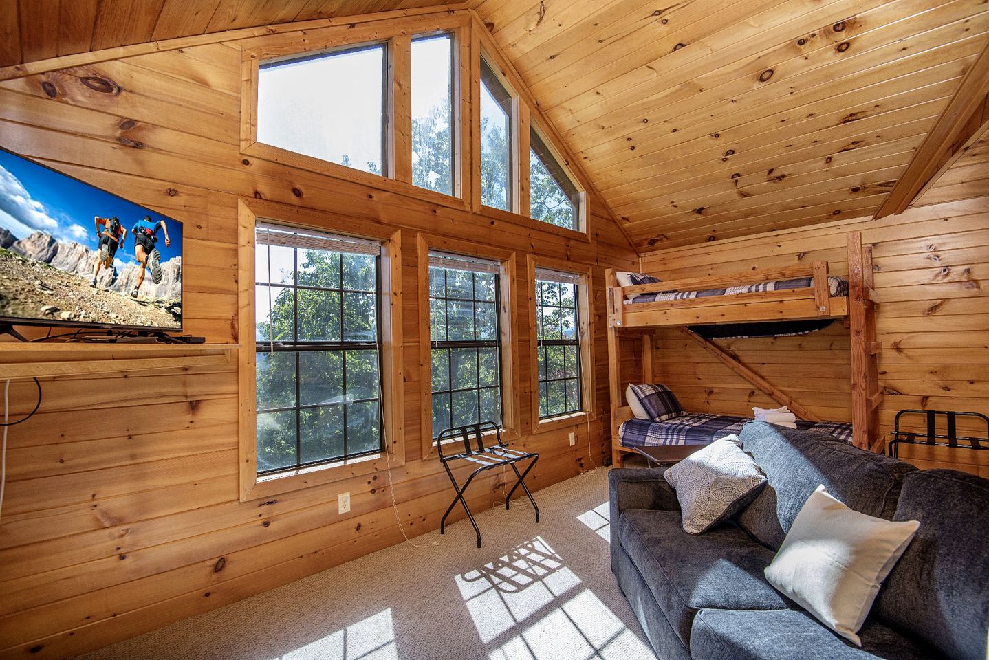 Mountain Views Group Cabin with Barbecue, Pool Table and Ping Pong Table in Sevierville, Tennessee