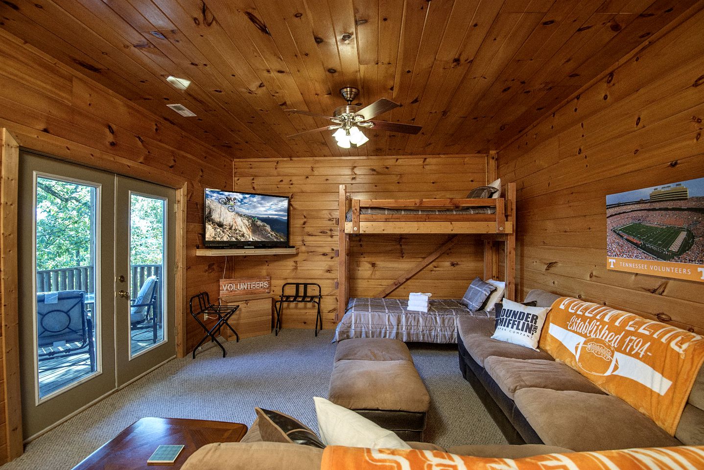 Mountain Views Group Cabin with Barbecue, Pool Table and Ping Pong Table in Sevierville, Tennessee