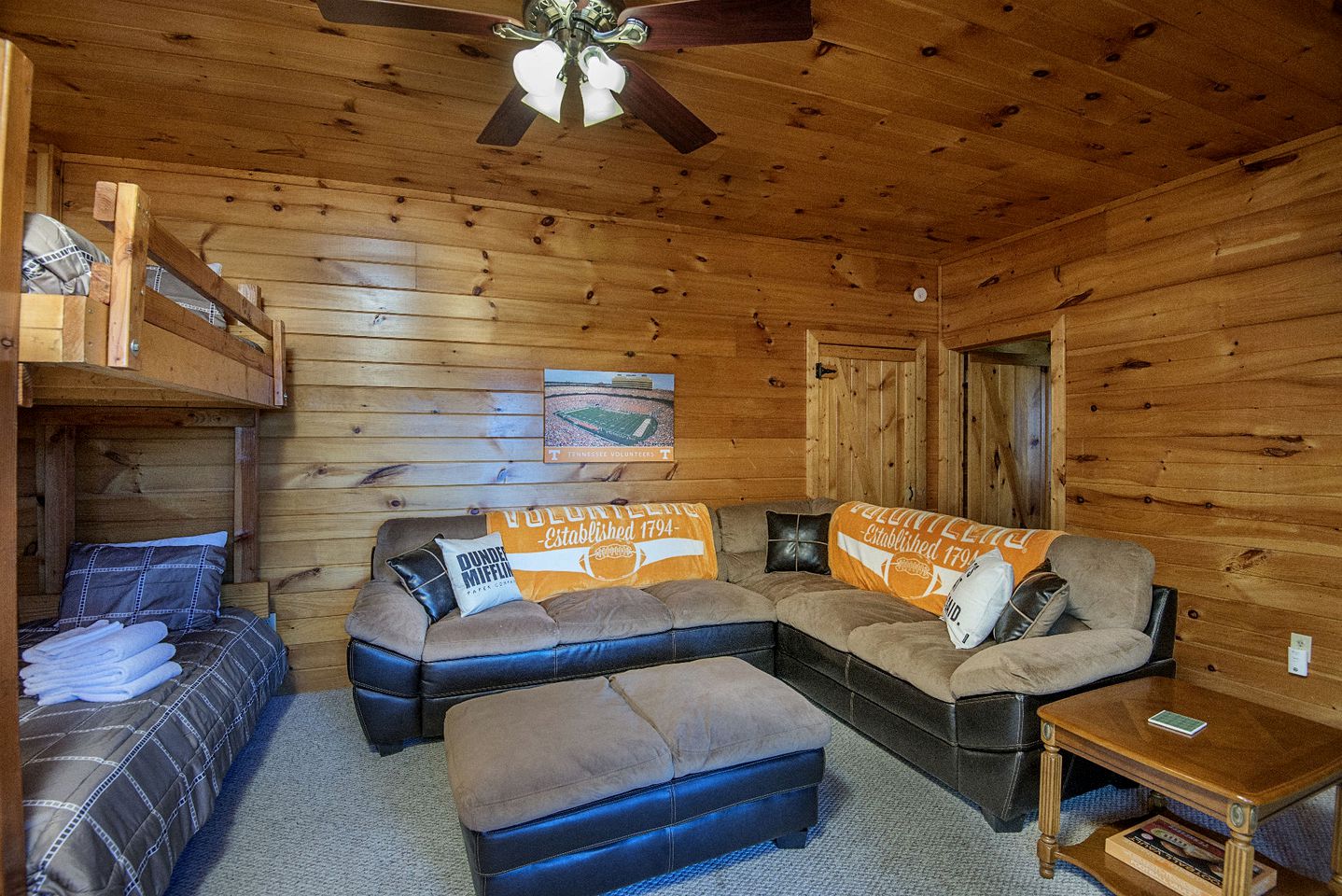 Mountain Views Group Cabin with Barbecue, Pool Table and Ping Pong Table in Sevierville, Tennessee