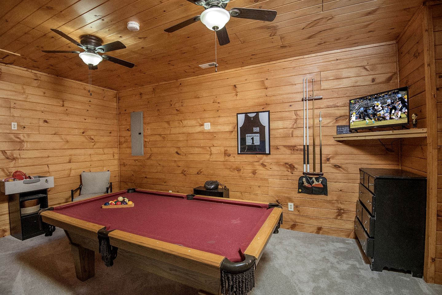 Mountain Views Group Cabin with Barbecue, Pool Table and Ping Pong Table in Sevierville, Tennessee