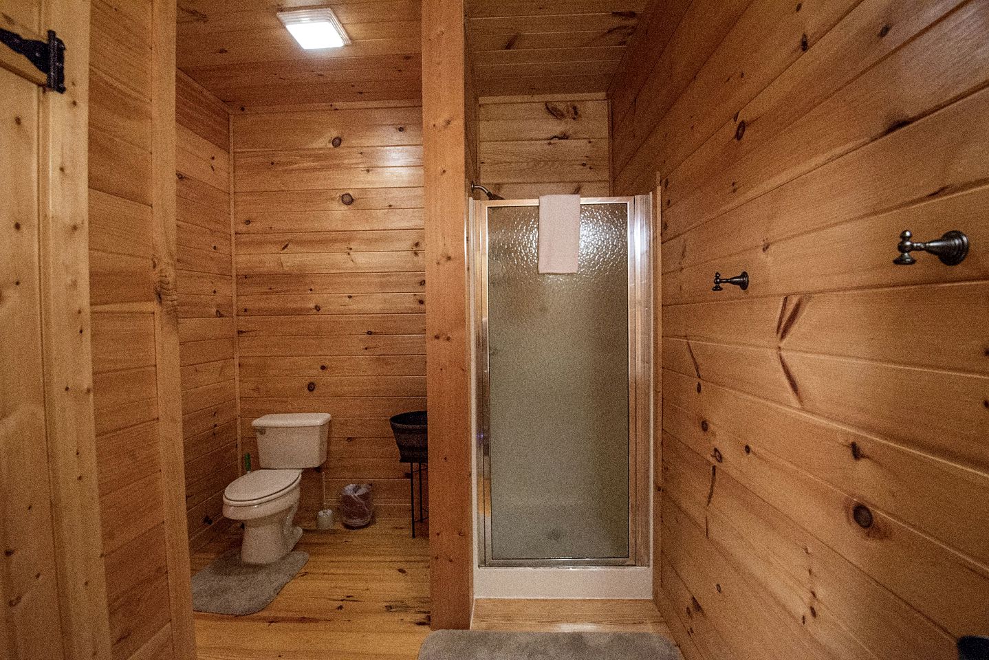 Mountain Views Group Cabin with Barbecue, Pool Table and Ping Pong Table in Sevierville, Tennessee