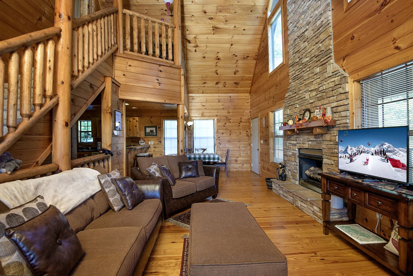 Mountain Views Group Cabin with Barbecue, Pool Table and Ping Pong Table in Sevierville, Tennessee
