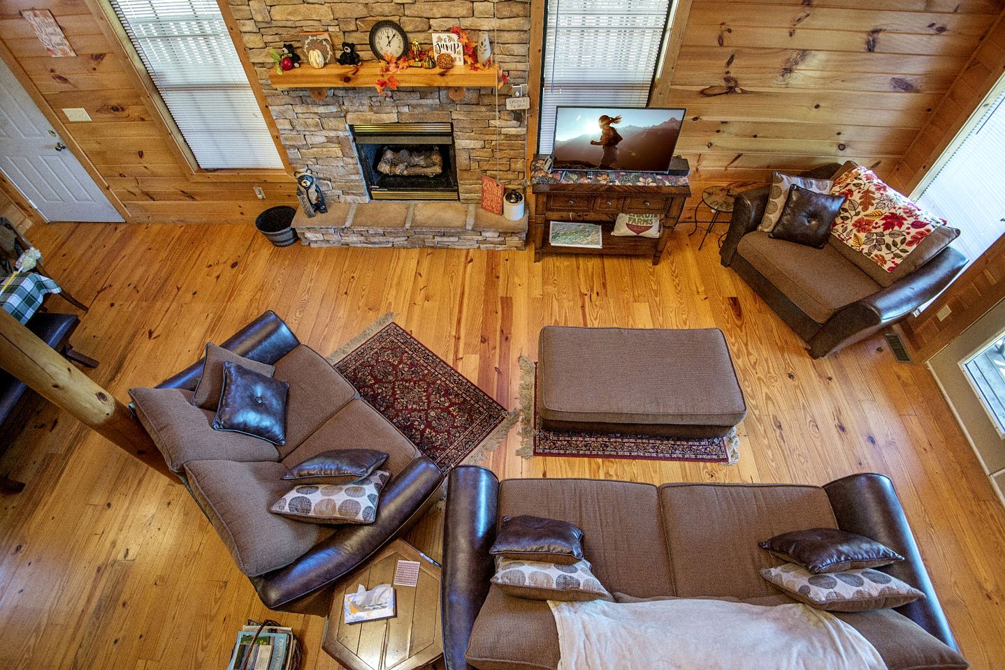 Mountain Views Group Cabin with Barbecue, Pool Table and Ping Pong Table in Sevierville, Tennessee