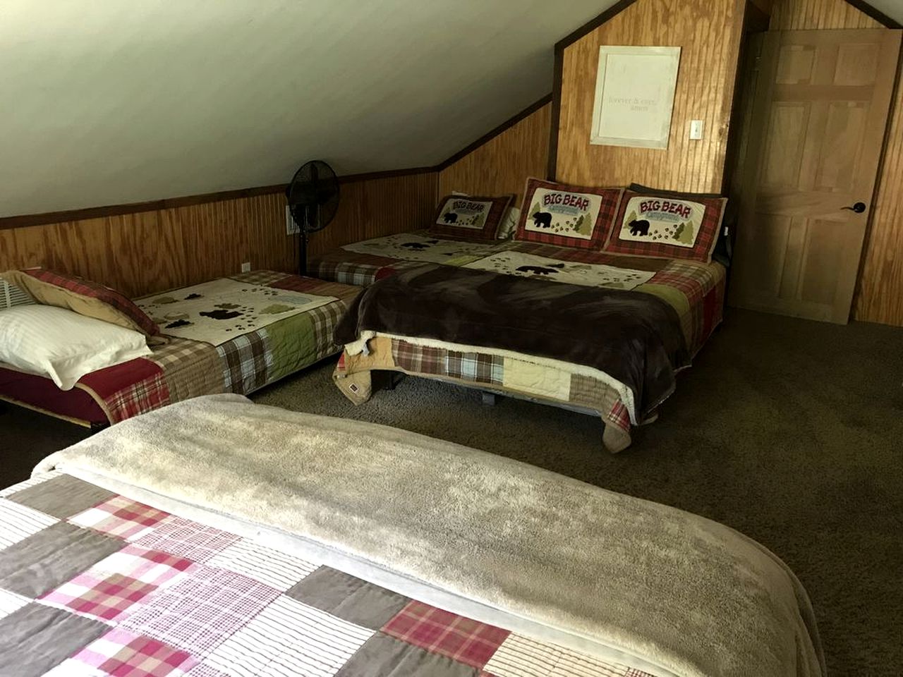 Rustic 18-Person Cabin Rental on Lake Sam Rayburn for Staycation near Houston