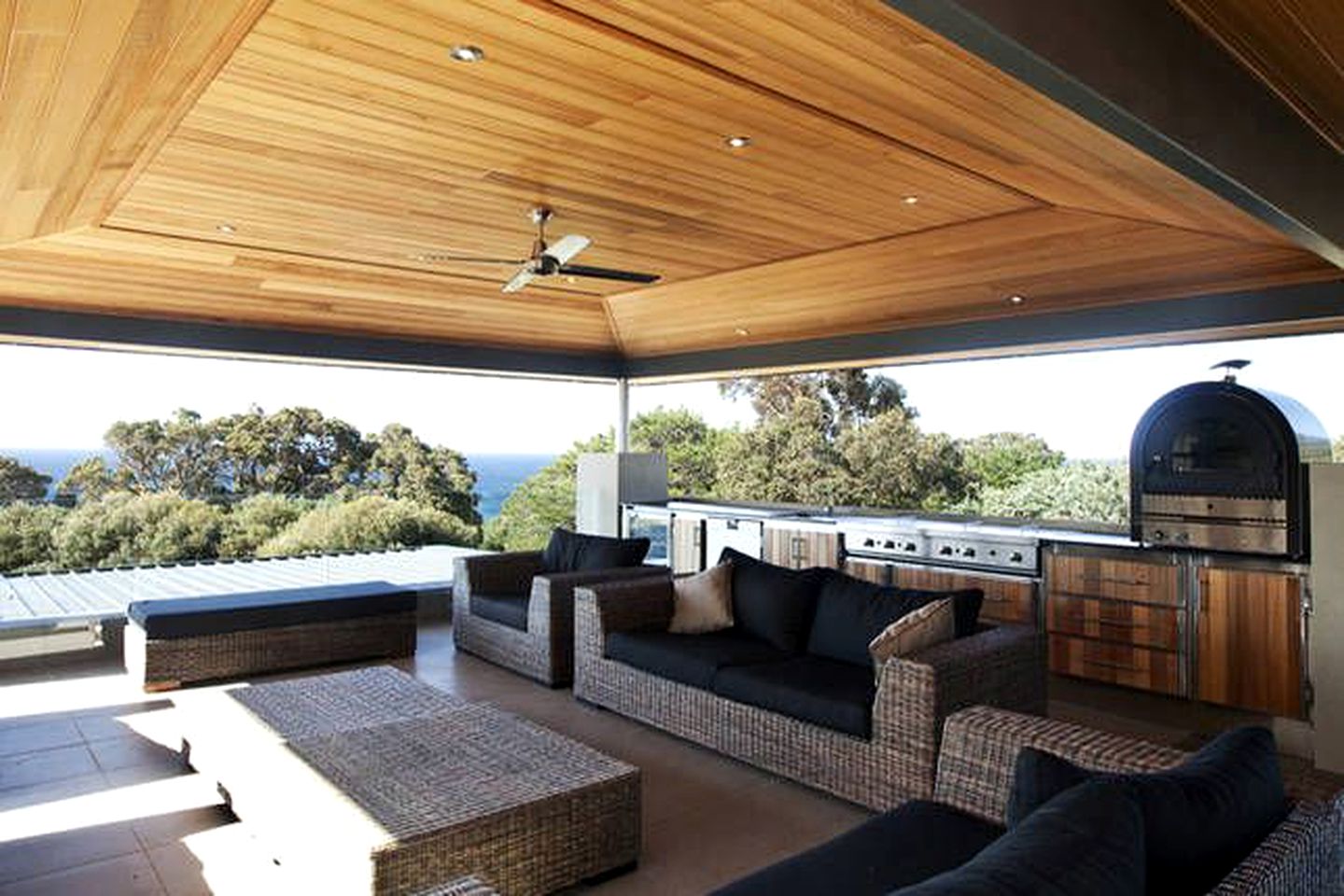Luxurious and Spacious Eagle Bay Accommodation for Group or Family Holidays in Western Australia