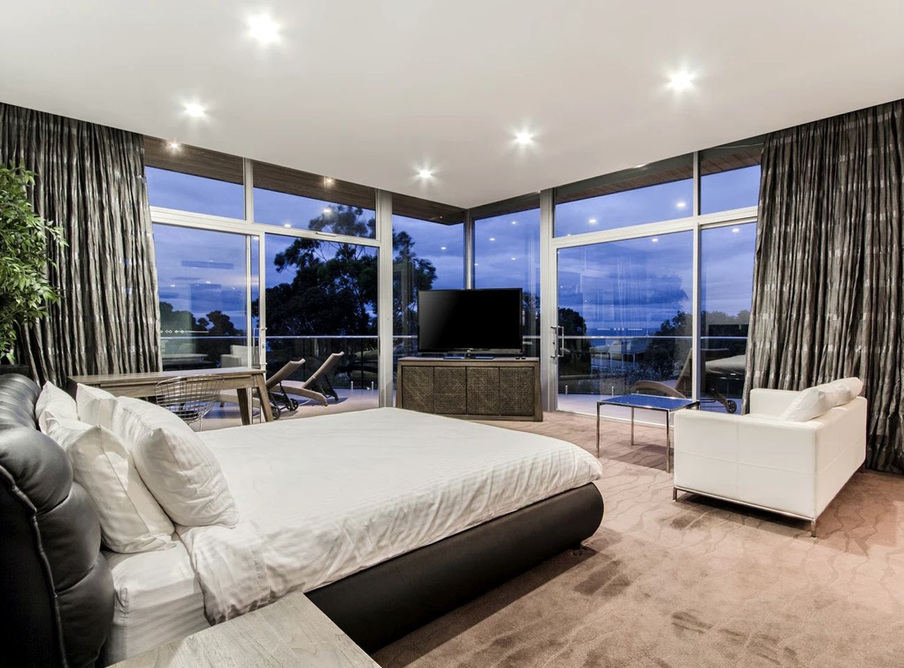 Luxurious and Spacious Eagle Bay Accommodation for Group or Family Holidays in Western Australia