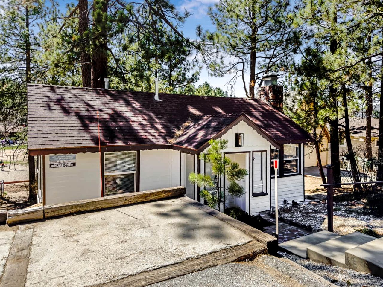 Relaxing Mountain Escape with Cozy Interiors & Nature Views in Big Bear Lakes, California