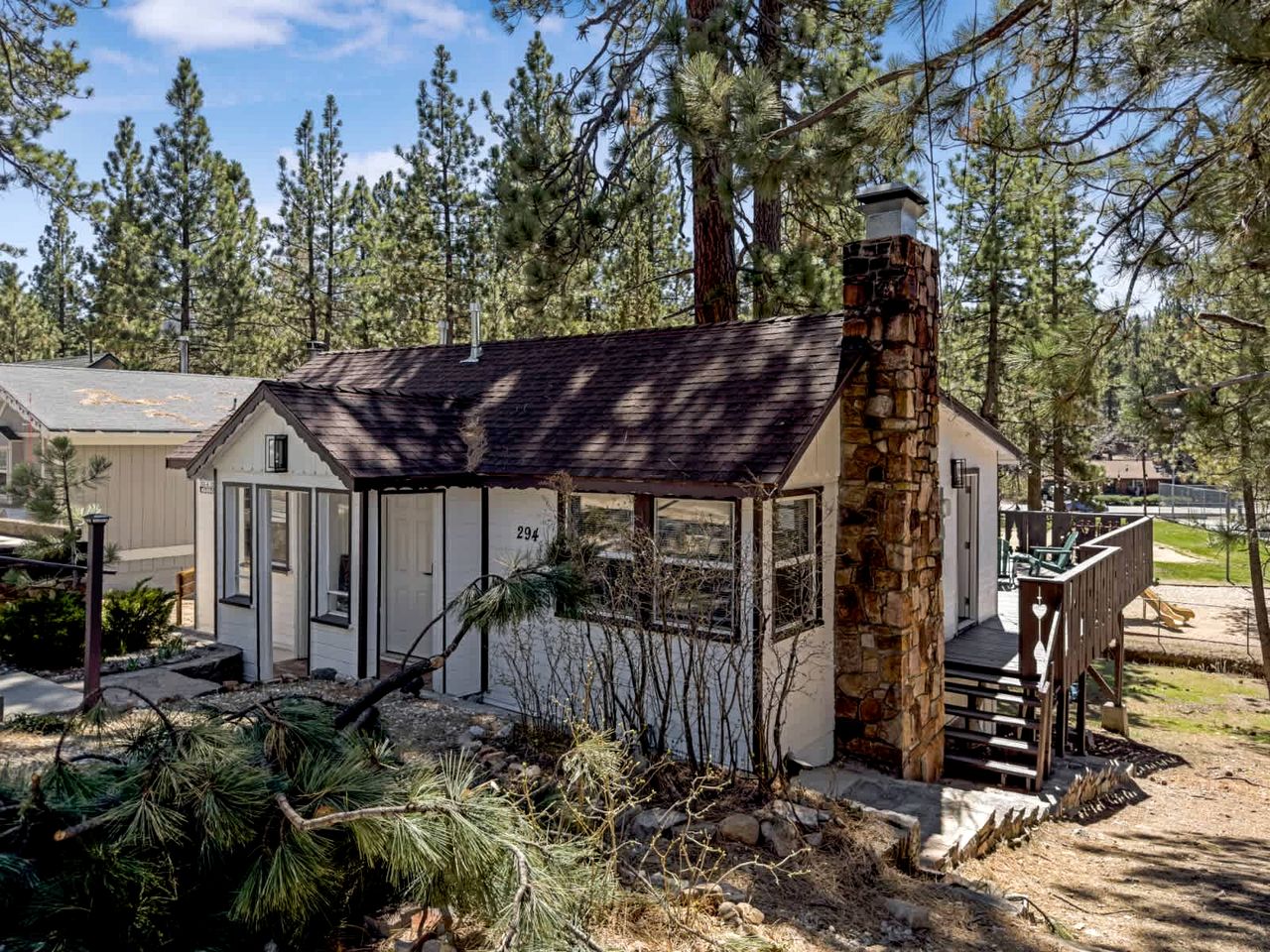Relaxing Mountain Escape with Cozy Interiors & Nature Views in Big Bear Lakes, California