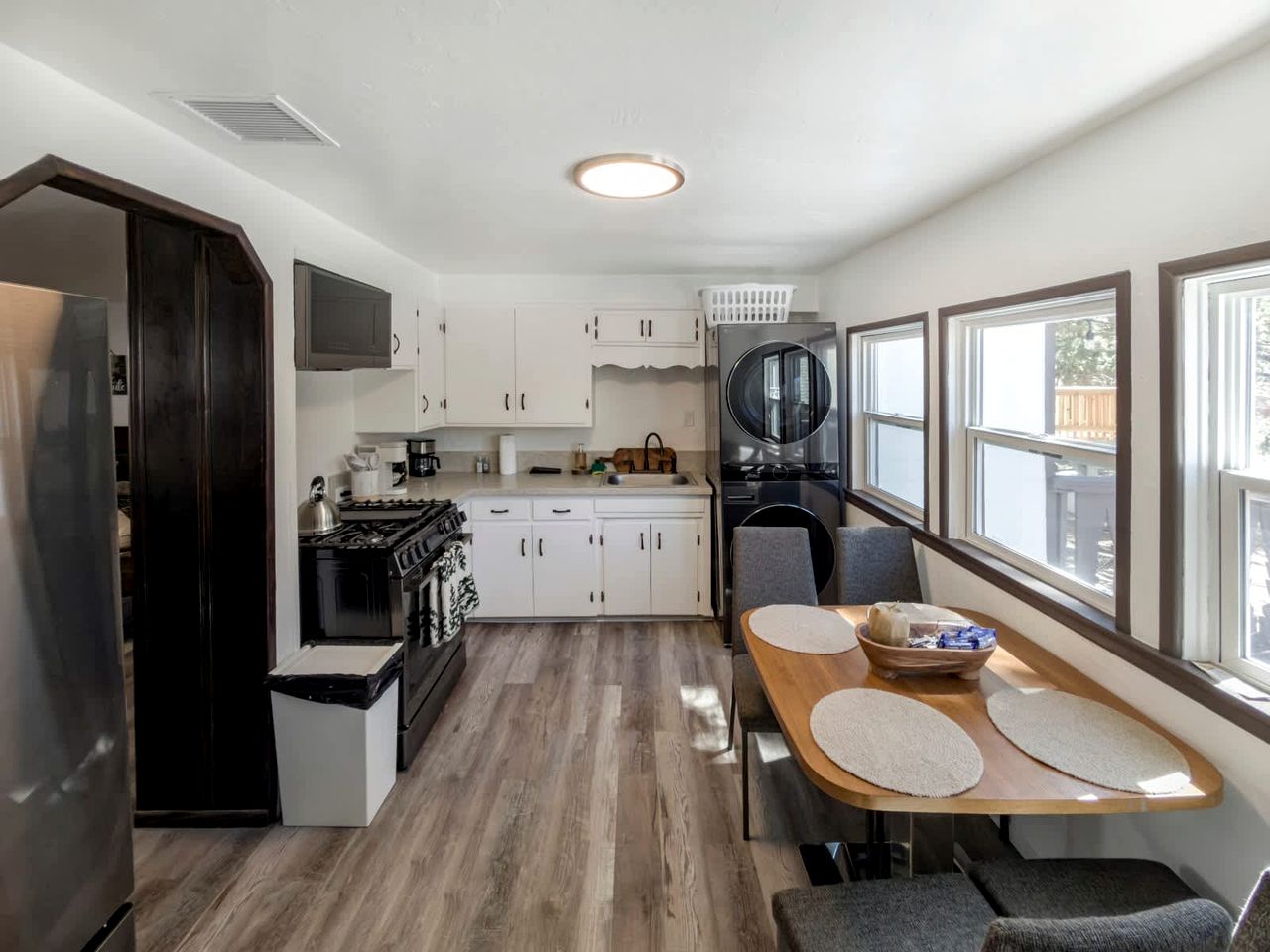 Relaxing Mountain Escape with Cozy Interiors & Nature Views in Big Bear Lakes, California