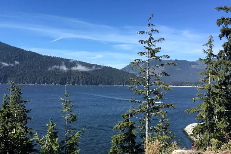 Cottages (Port Renfrew, British Columbia, Canada)