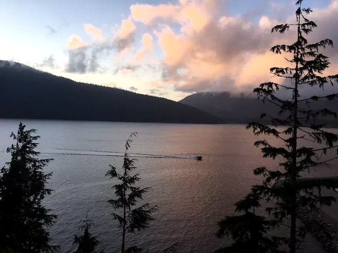 Cottages (Port Renfrew, British Columbia, Canada)