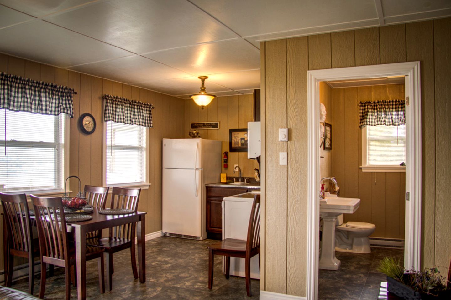 Cozy Family-Friendly Cottage Rental for Six near Grand Bay-Westfield, Canada