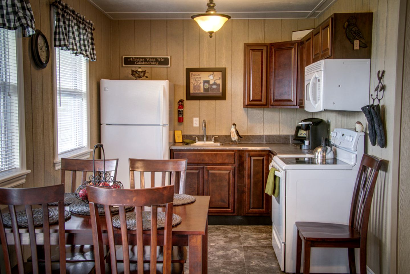 Cozy Family-Friendly Cottage Rental for Six near Grand Bay-Westfield, Canada