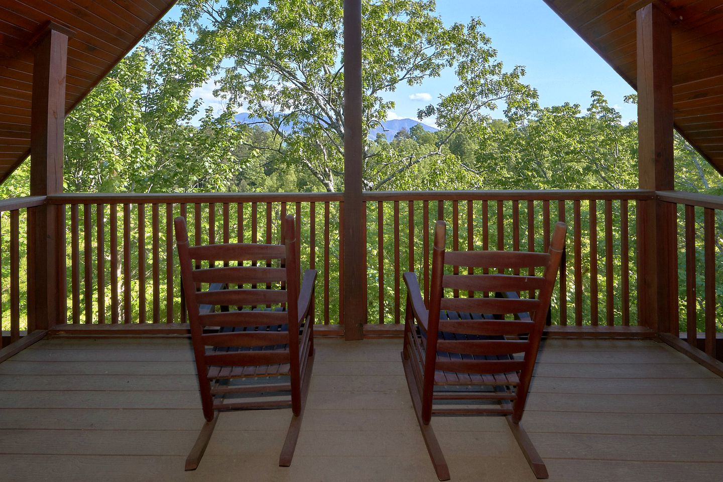 Impressive Mountain Cabin with a Private Hot Tub and Sauna in Gatlinburg, East Tennessee