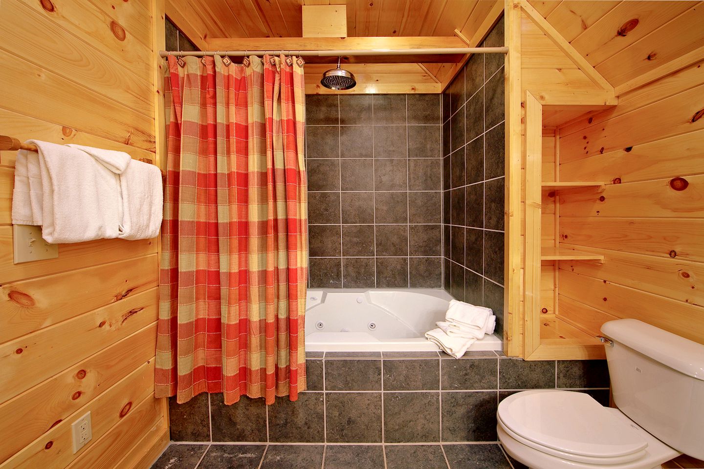 Impressive Mountain Cabin with a Private Hot Tub and Sauna in Gatlinburg, East Tennessee