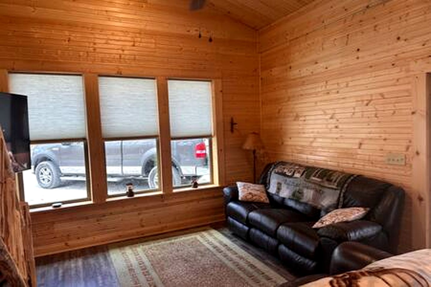 Rustic Lofted Cabin with Hot-Tub in Indiana