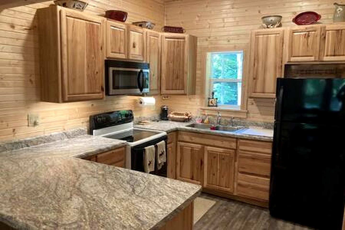 Rustic Lofted Cabin with Hot-Tub in Indiana