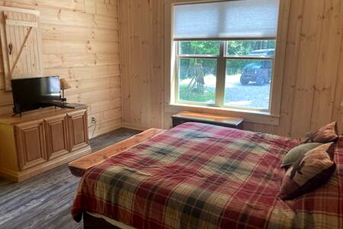 Rustic Lofted Cabin with Hot-Tub in Indiana