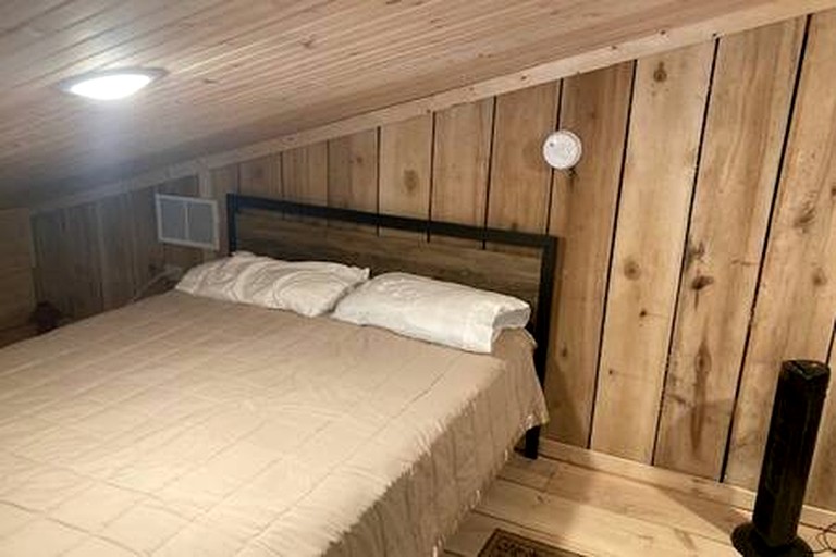 Cabins (United States of America, --, --)