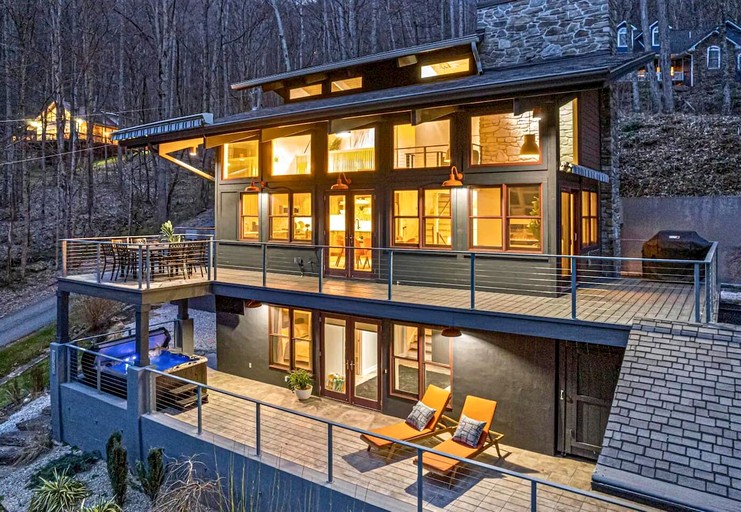 Cozy Mountain Escape with Panoramic Views & Hot Tub near Great Smoky Mountains, Waynesville, NC