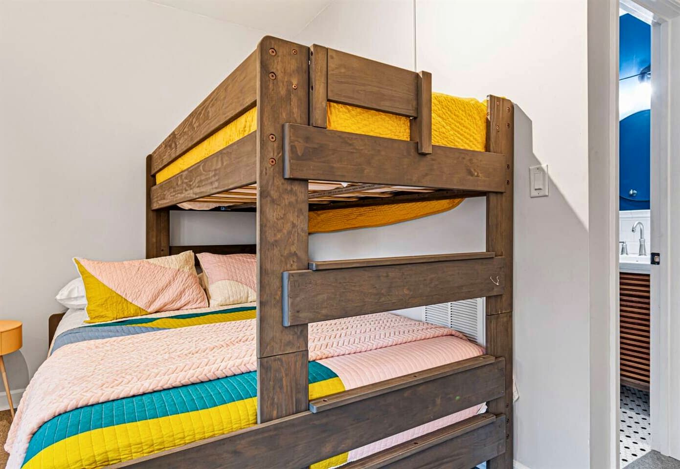 Cozy Mountain Escape with Panoramic Views & Hot Tub near Great Smoky Mountains, Waynesville, NC