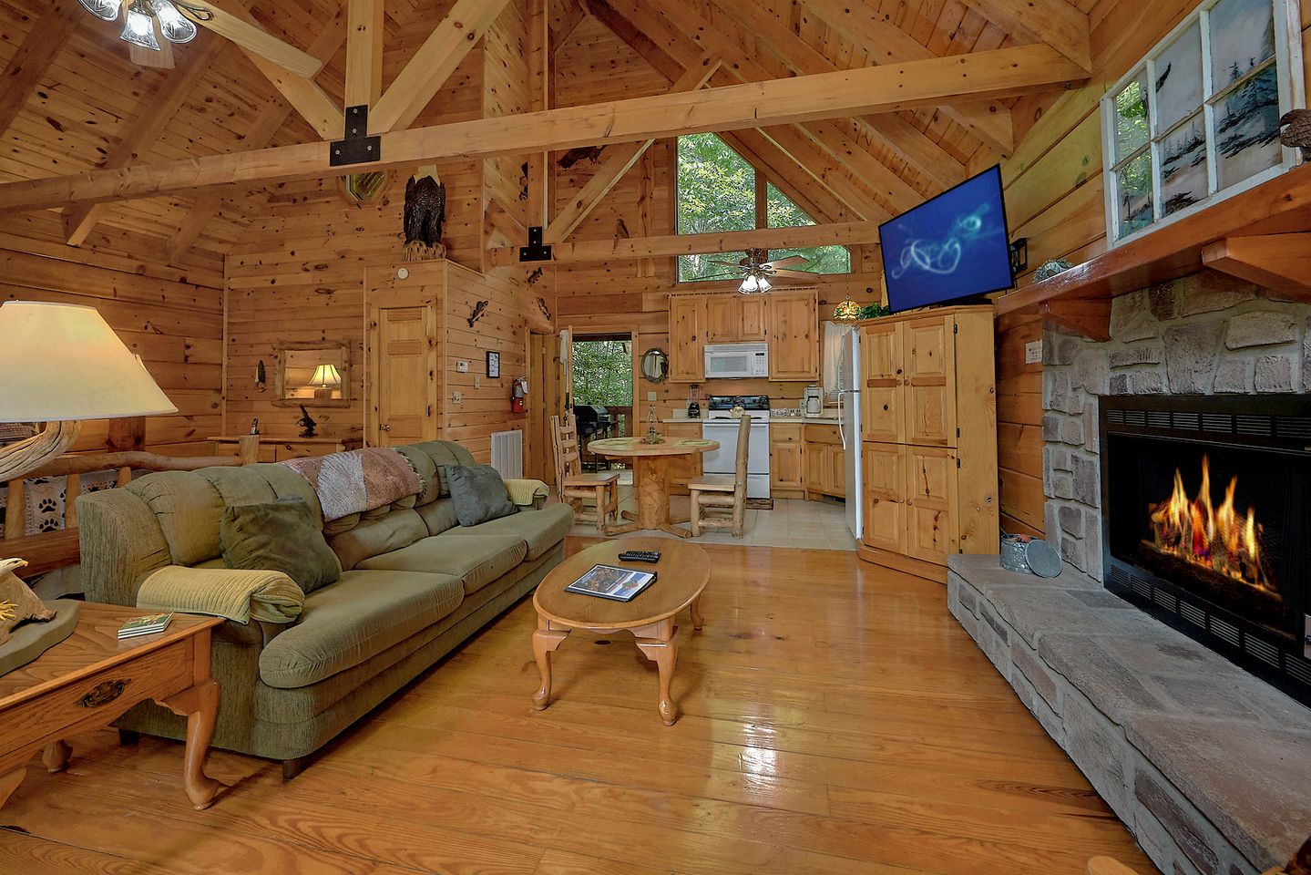Romantic Escape in Pittman Center, Tennessee in Fully-Equipped Cabin with Hot Tub and Games Room